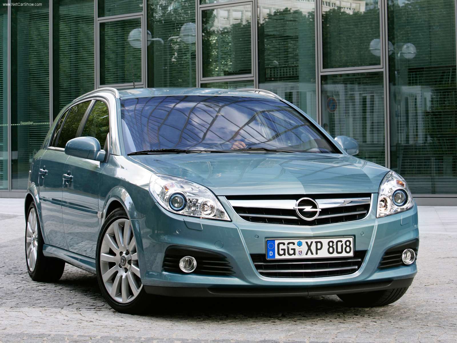 The 2006 Opel Signum has an engine powered by finest engineering of OPEL.