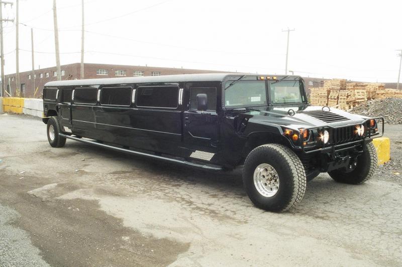 Un Hummer H1 limousine noir mÃ¢te (enfin, il me semble amaryllis69: )