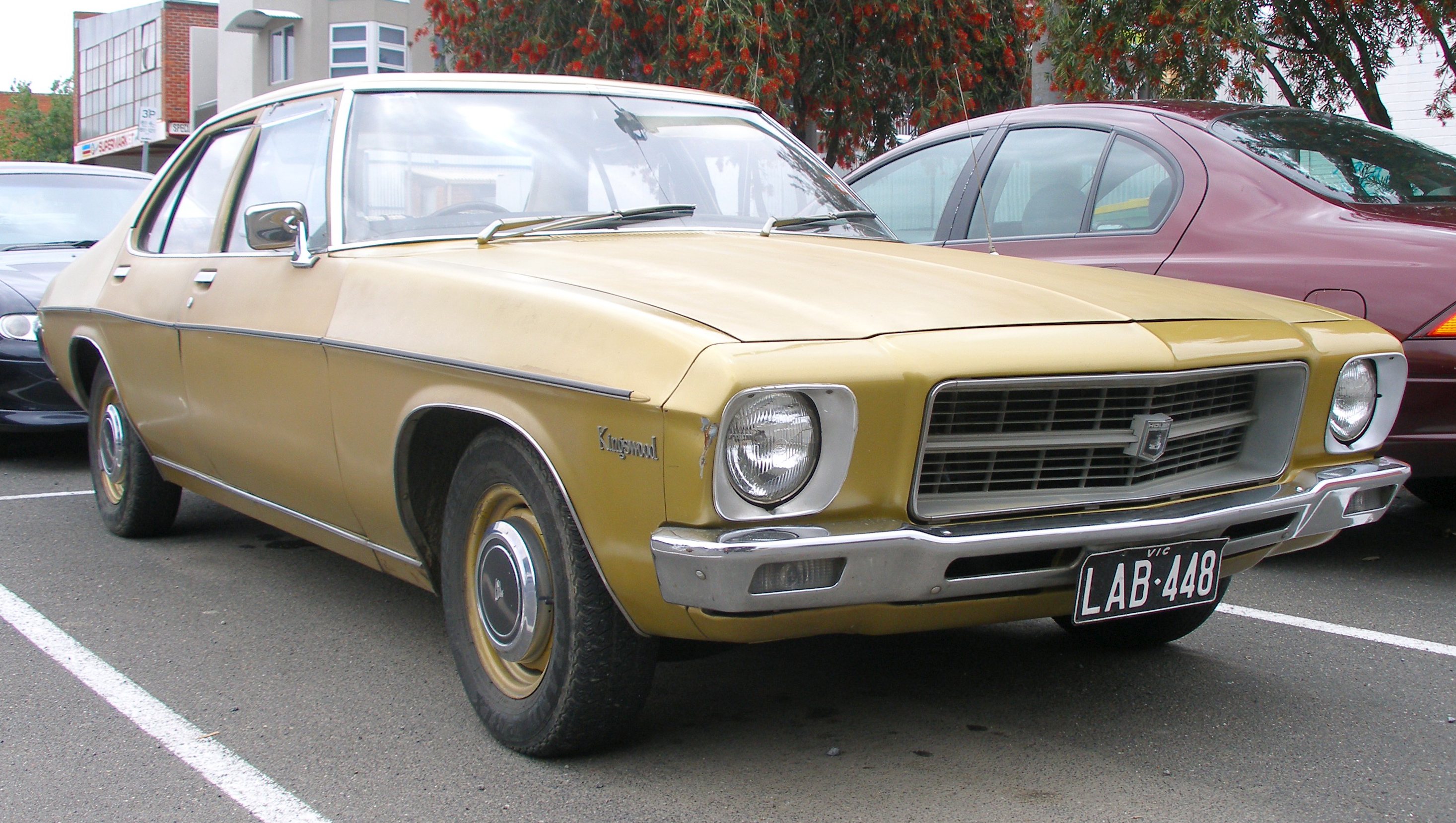 File:1971-1974 Holden HQ Kingswood sedan 01.jpg