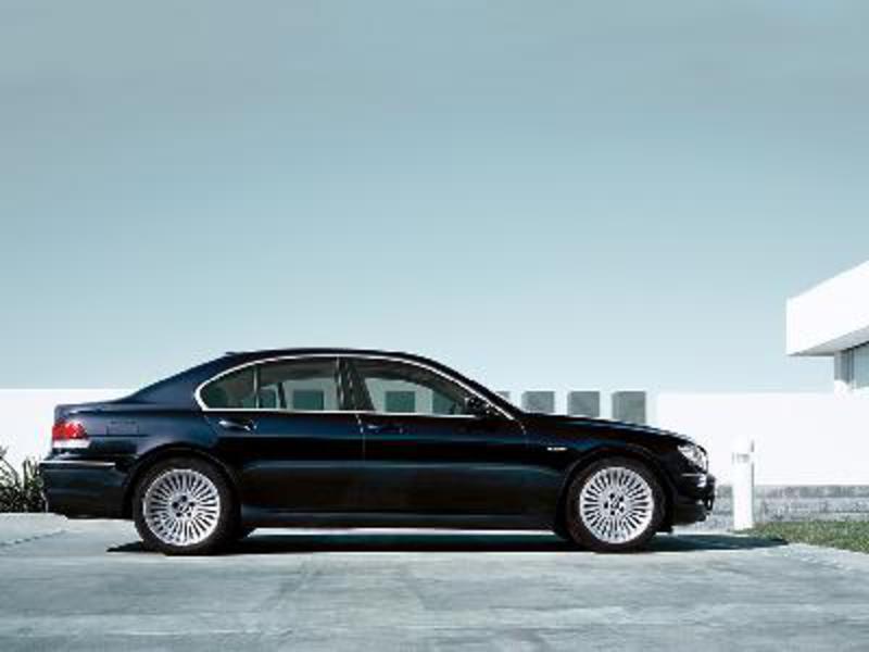 Send us more 2005 BMW 730i pictures.