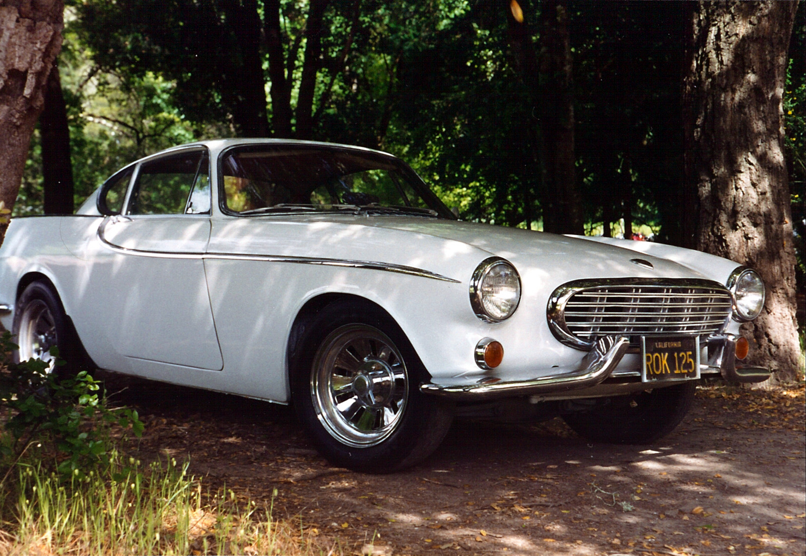 The passenger's side of Dan's 1964 Volvo 1800S in the shade