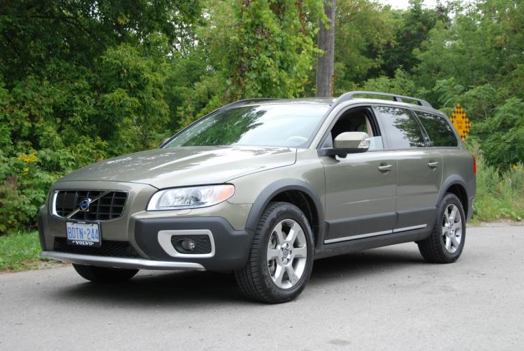 The Volvo XC70 cross-country is a versatile vehicle that's been designed to
