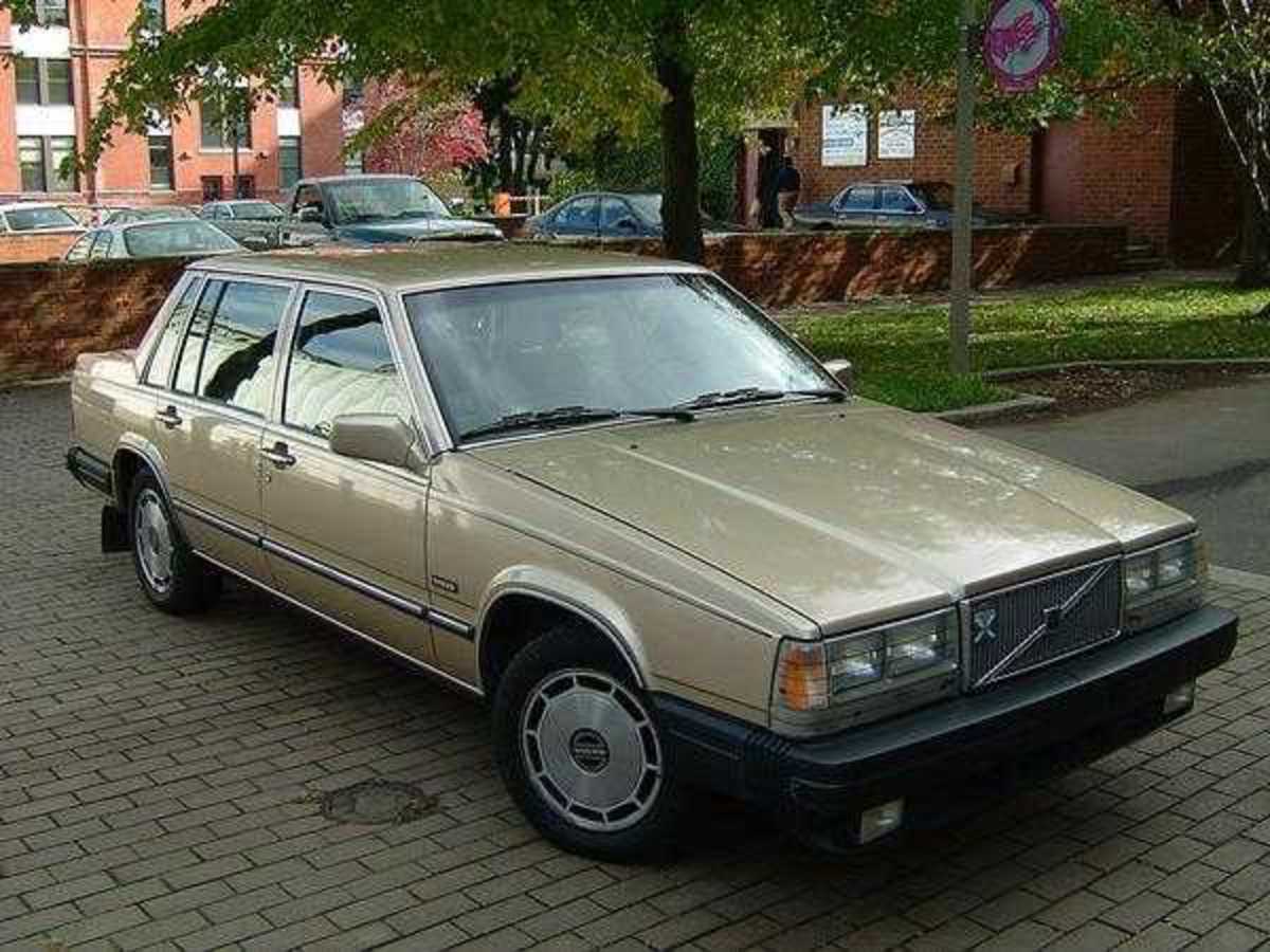 VOLVO 760 GLE sedan 1987 gold, front view owned by David Johnston