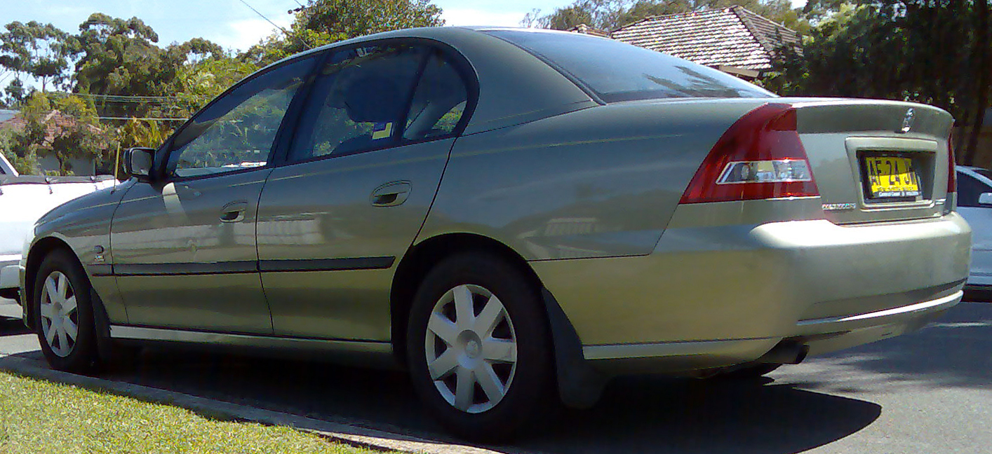 File:2004-2006 Holden VZ Commodore Executive sedan 01.jpg