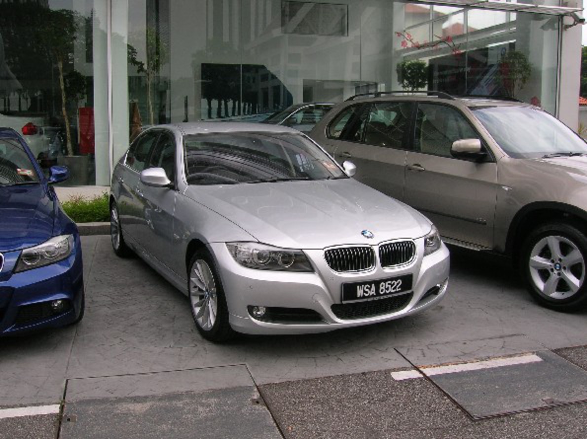 BMW 323i â€“ Yours for RM276k. 323_2.JPG Little changed upfront.