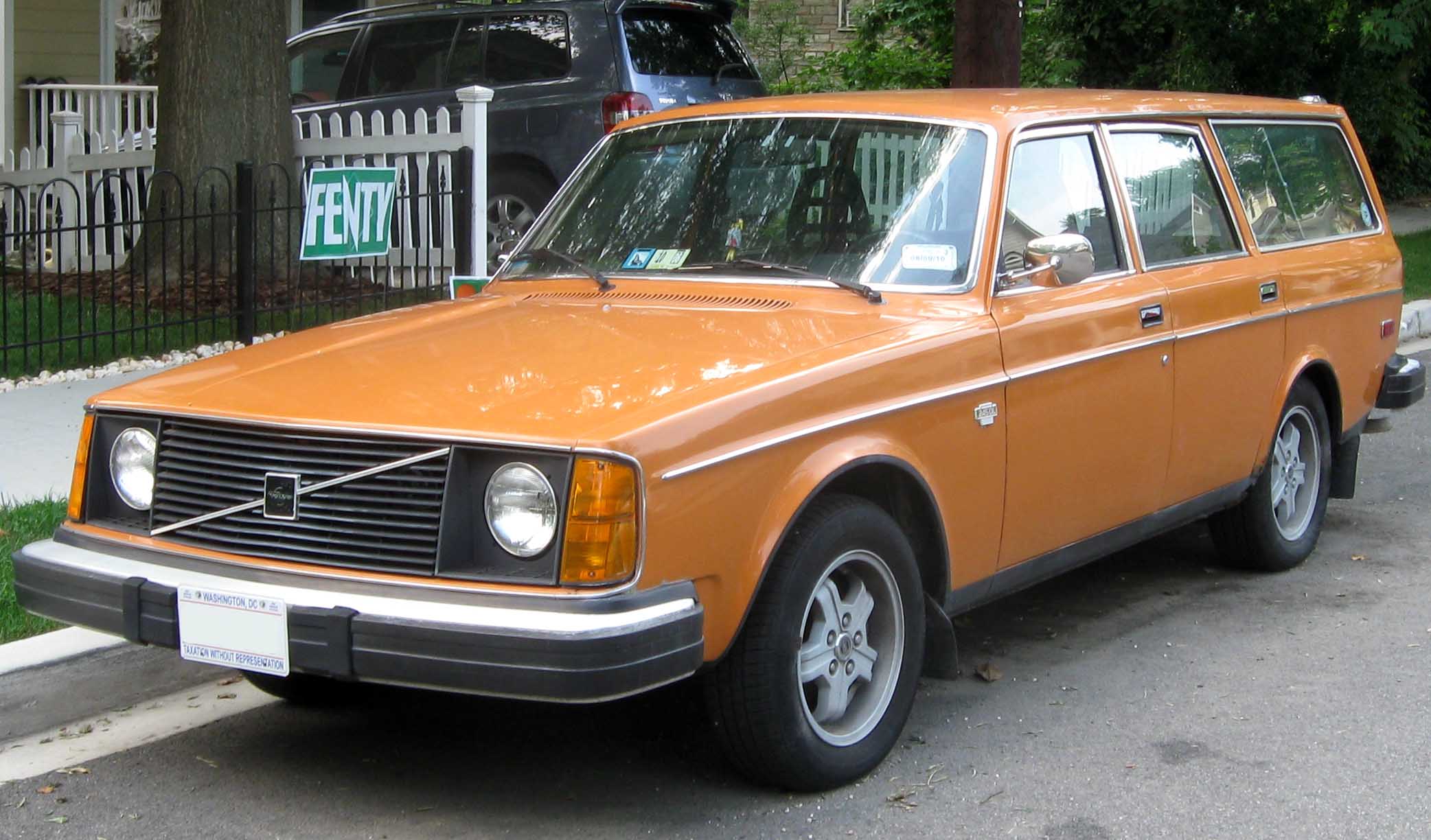 File:1975 Volvo 245 DL wagon front -- 07-15-2010.