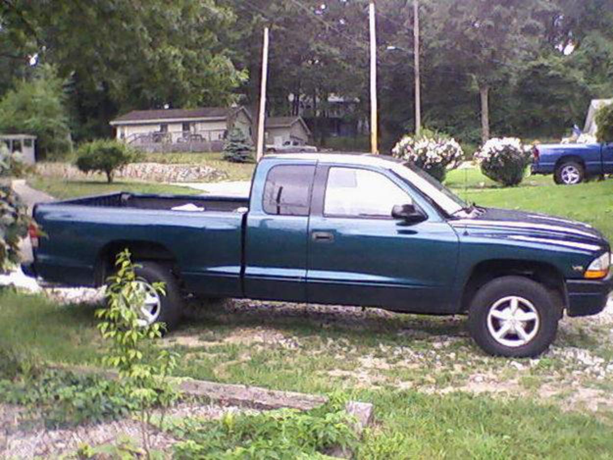 Pictures of Forest green Dodge Dakota 4x4 V8 mag. with tow package,