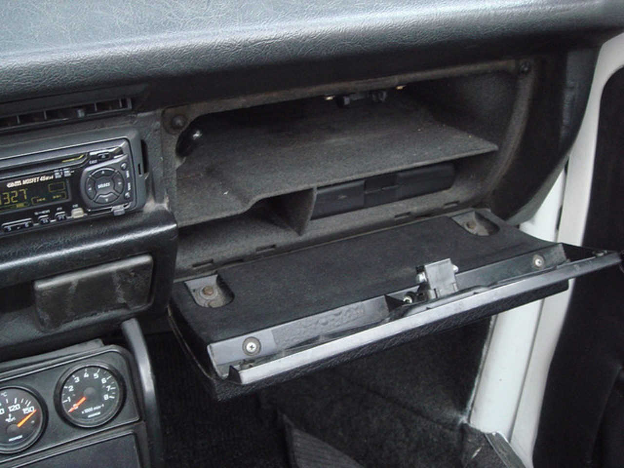 Volkswagen Beetle 1303 Cabrio. Guantera con llave para guardar cositas.