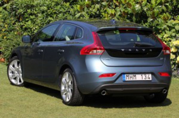 32 300x199 2013 Volvo V4 Specs and Review