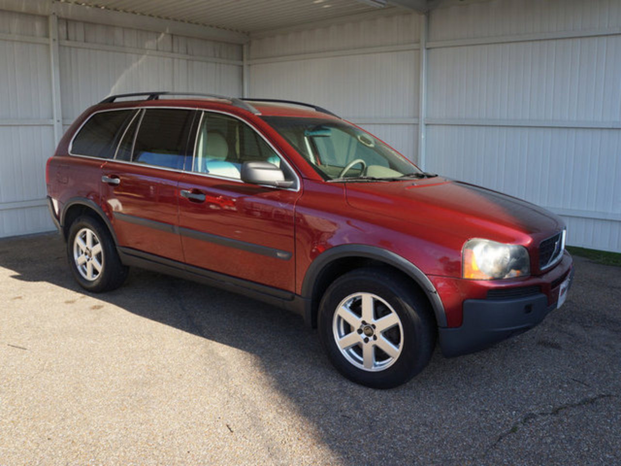 2004 VOLVO XC90 25T AWD Easy to drive Volvos SUV has everything to help you