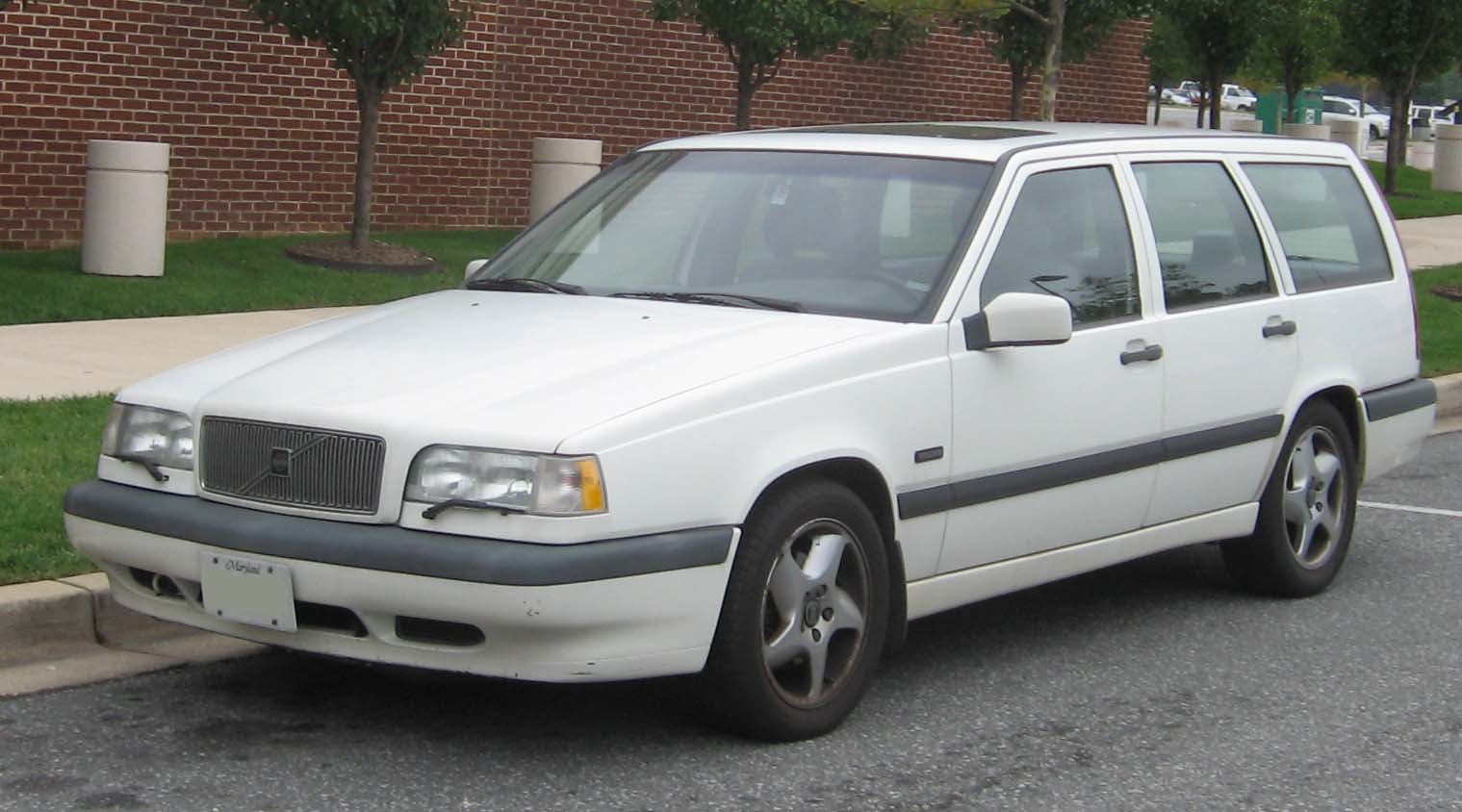 File:Volvo-850-wagon-front.jpg