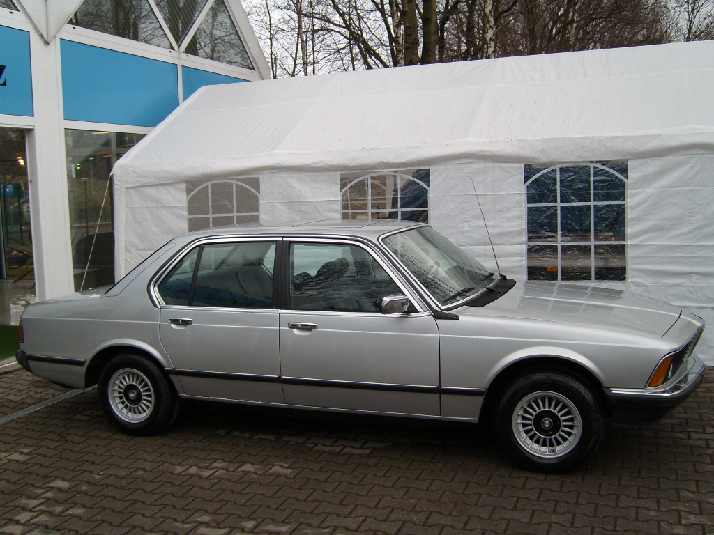 BMW 720i - huge collection of cars, auto news and reviews, car vitals,
