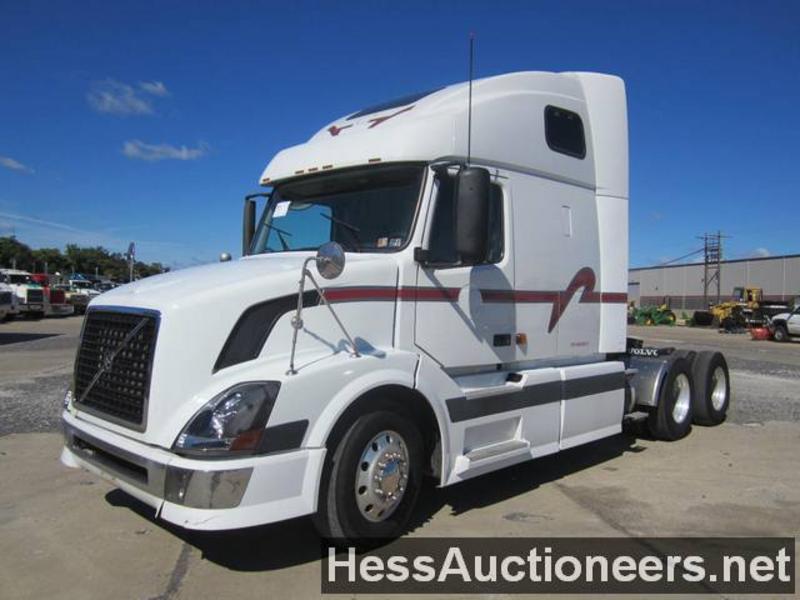 USED 2006 VOLVO VN670 TANDEM AXLE SLEEPER FOR AUCTION.