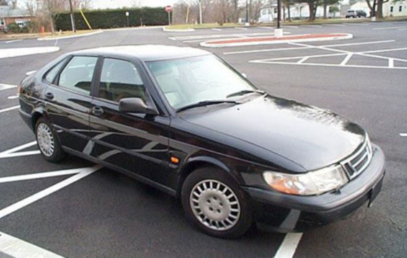 On this page we present you the most successful photo gallery of SAAB 900 se