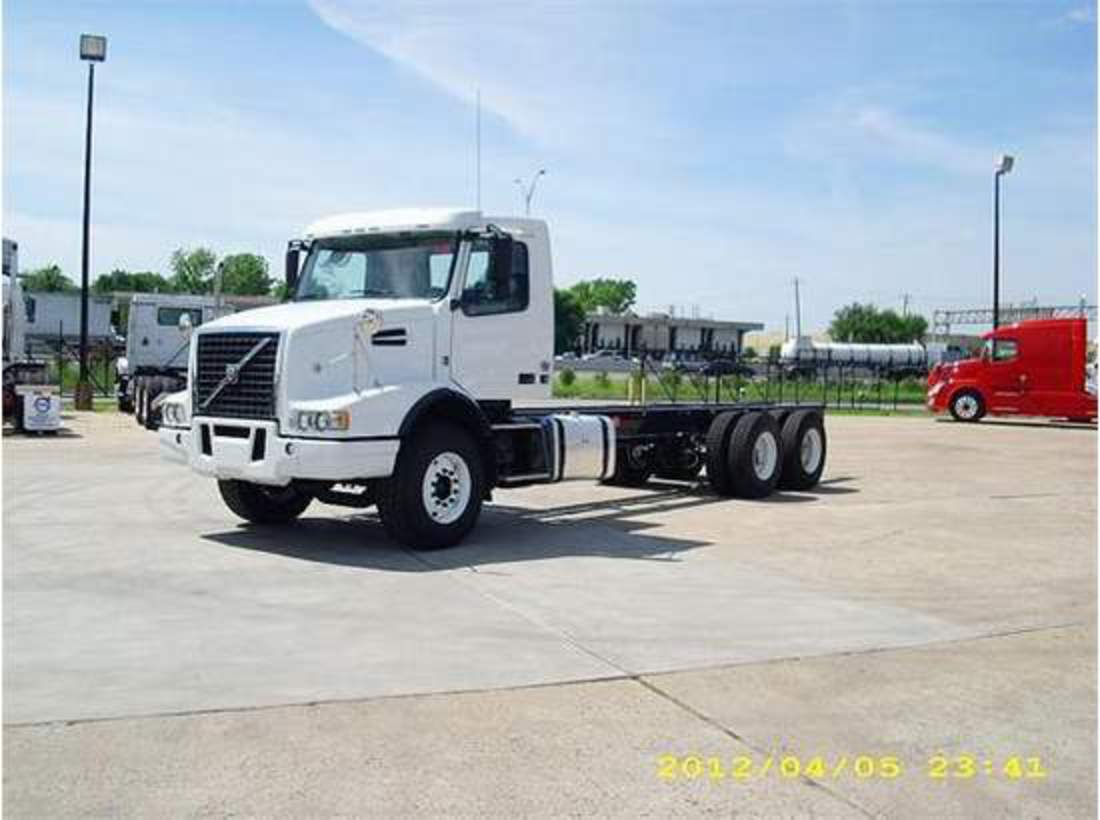 2013 VOLVO VHD64 Conventional - Day Cab - Photo 1