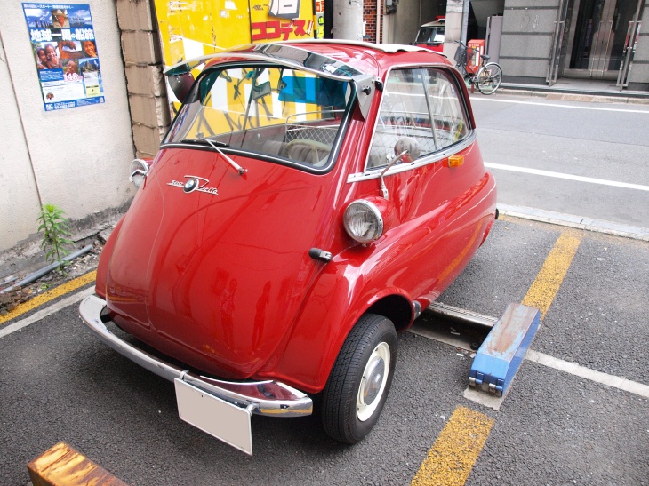 It's a cute rea BMW Isetta 300. According to my wiki search, it has a 295cc