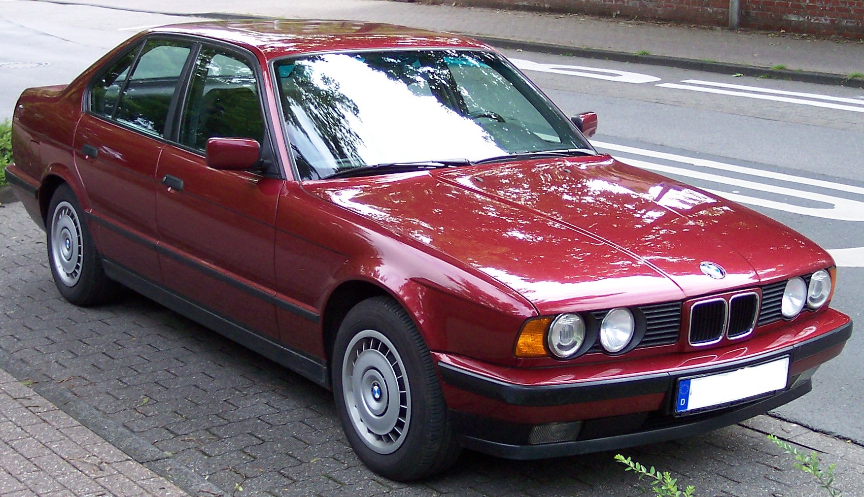 File:BMW Series 5 Old Model red vr.jpg