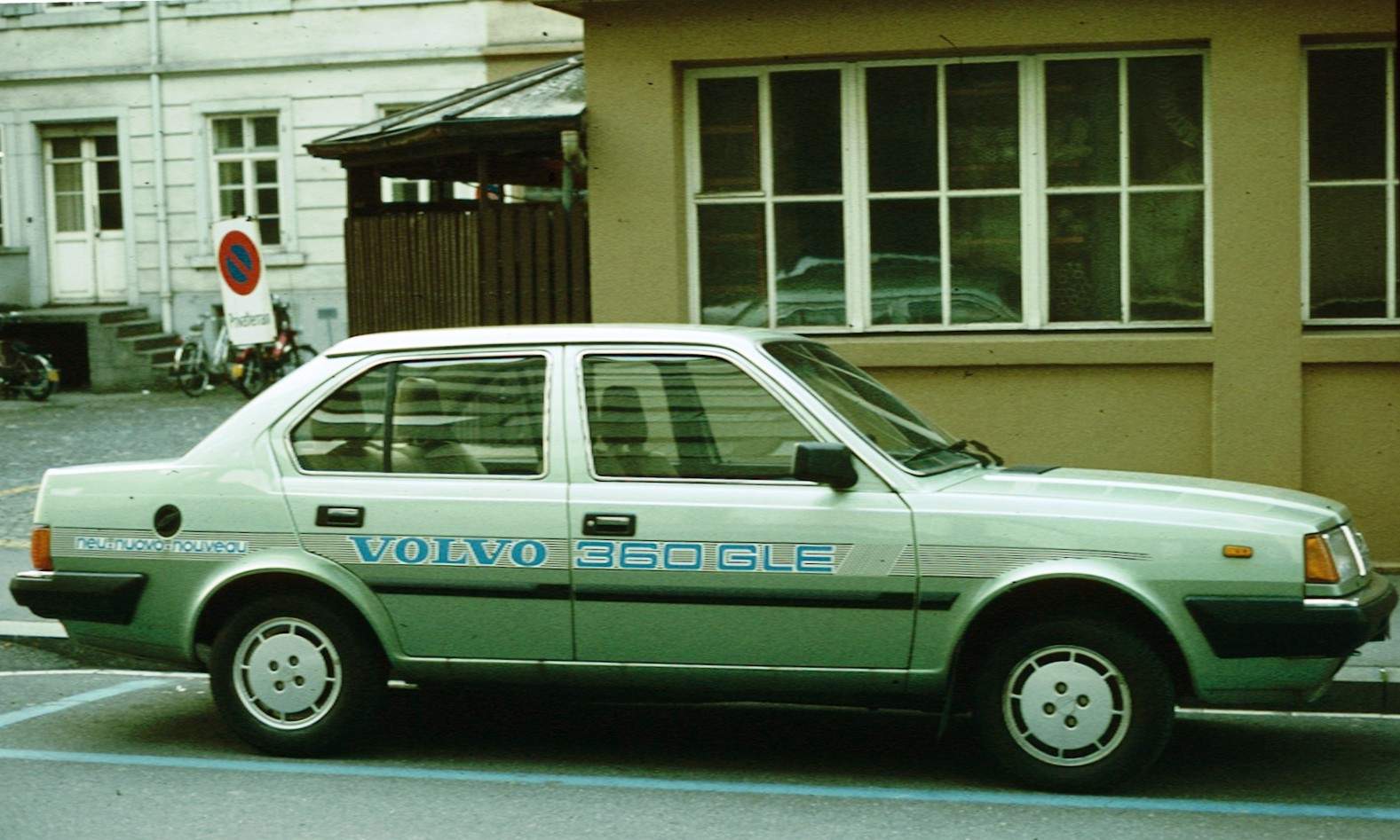 File:Volvo 360 GLE labelled.jpg