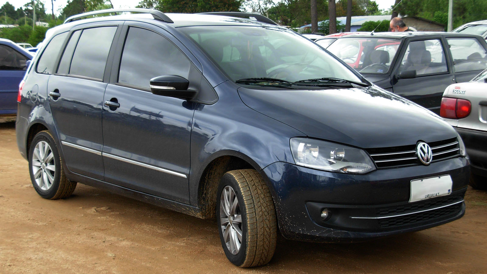 File:Volkswagen Suran 2010 - blue front.jpg