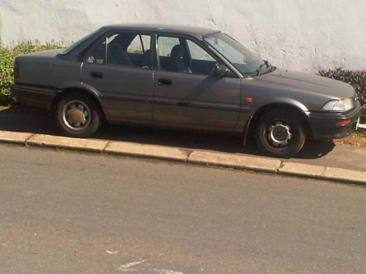 Pictures of Toyota Corolla 1.6 GL 16 Valve