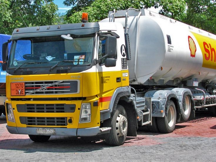 Shell Volvo FM12-380. Volvo FM12 in Shell colours at the Ulu Bernam rest