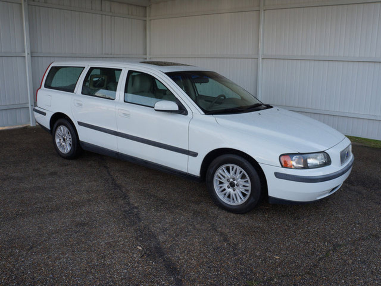 2004 VOLVO V70 24 Comfortable safe and roomy The V70 is a smart choice in