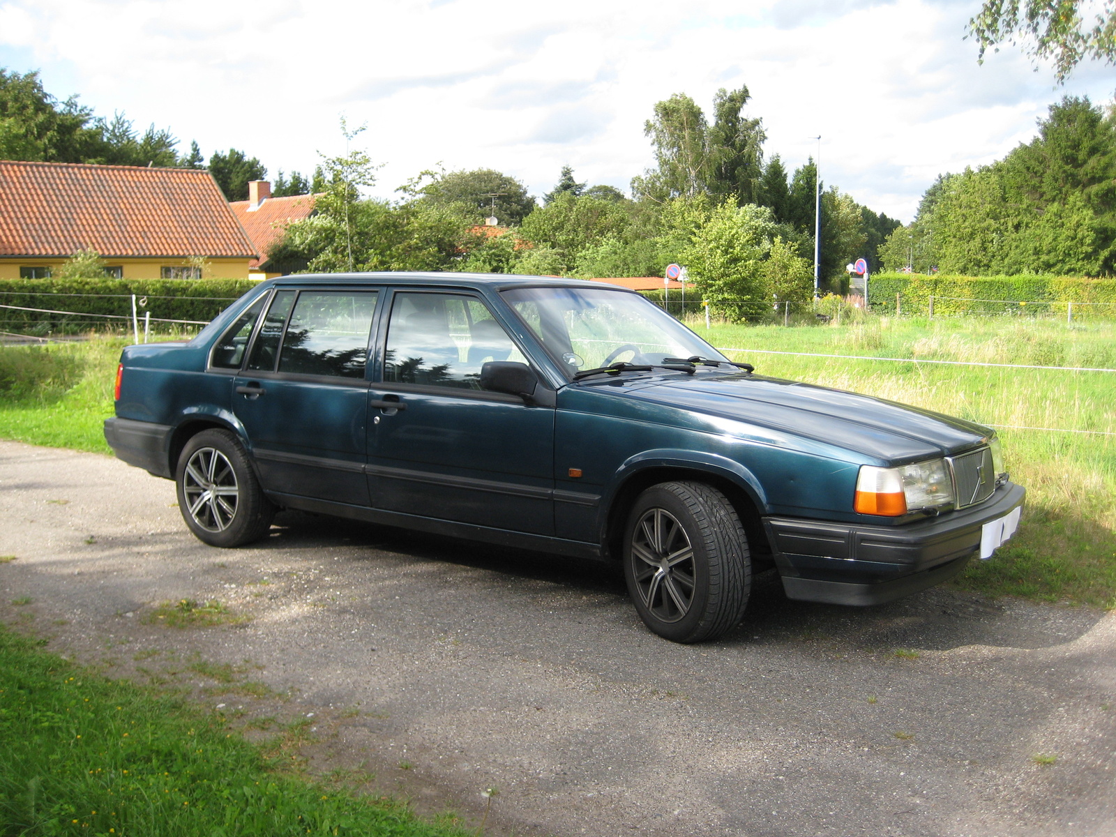 The 1994 Volvo 940 is manufactured by Volvo. This car was first introduced