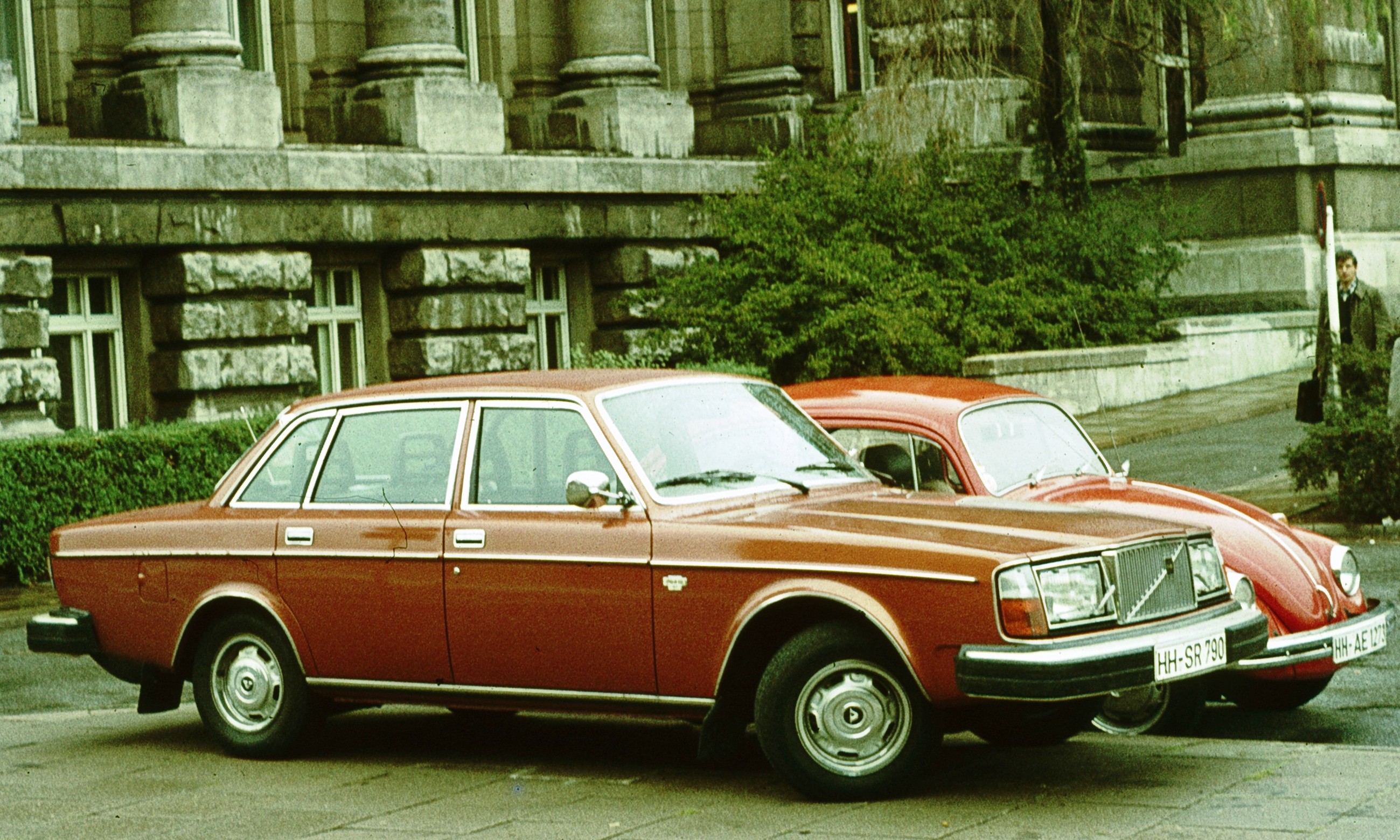 File:Volvo 264 Hamburg Museum regnerisch mit Bug .jpg
