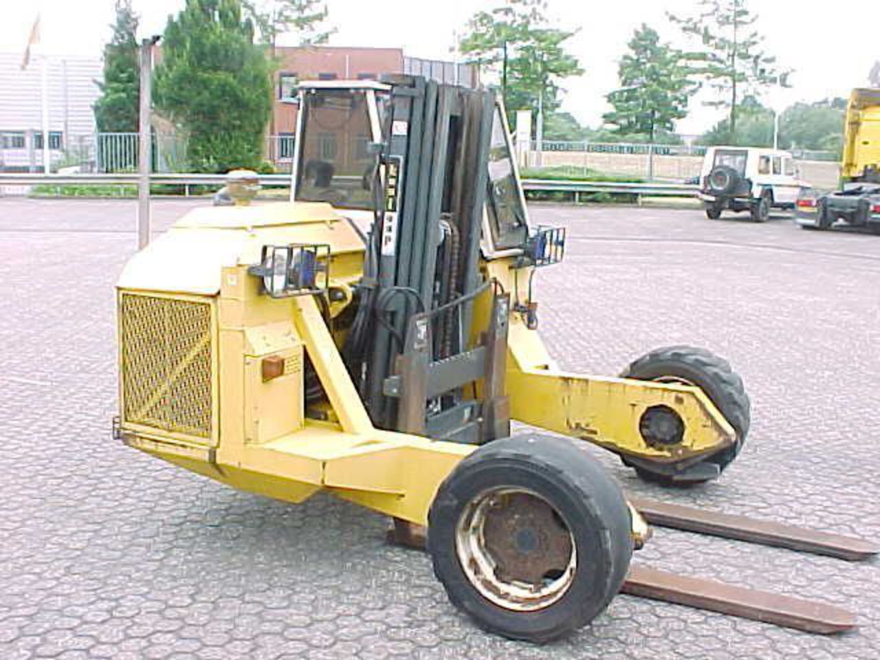 Photo 3: VOLVO FM7 4X2 truck mounted forklift