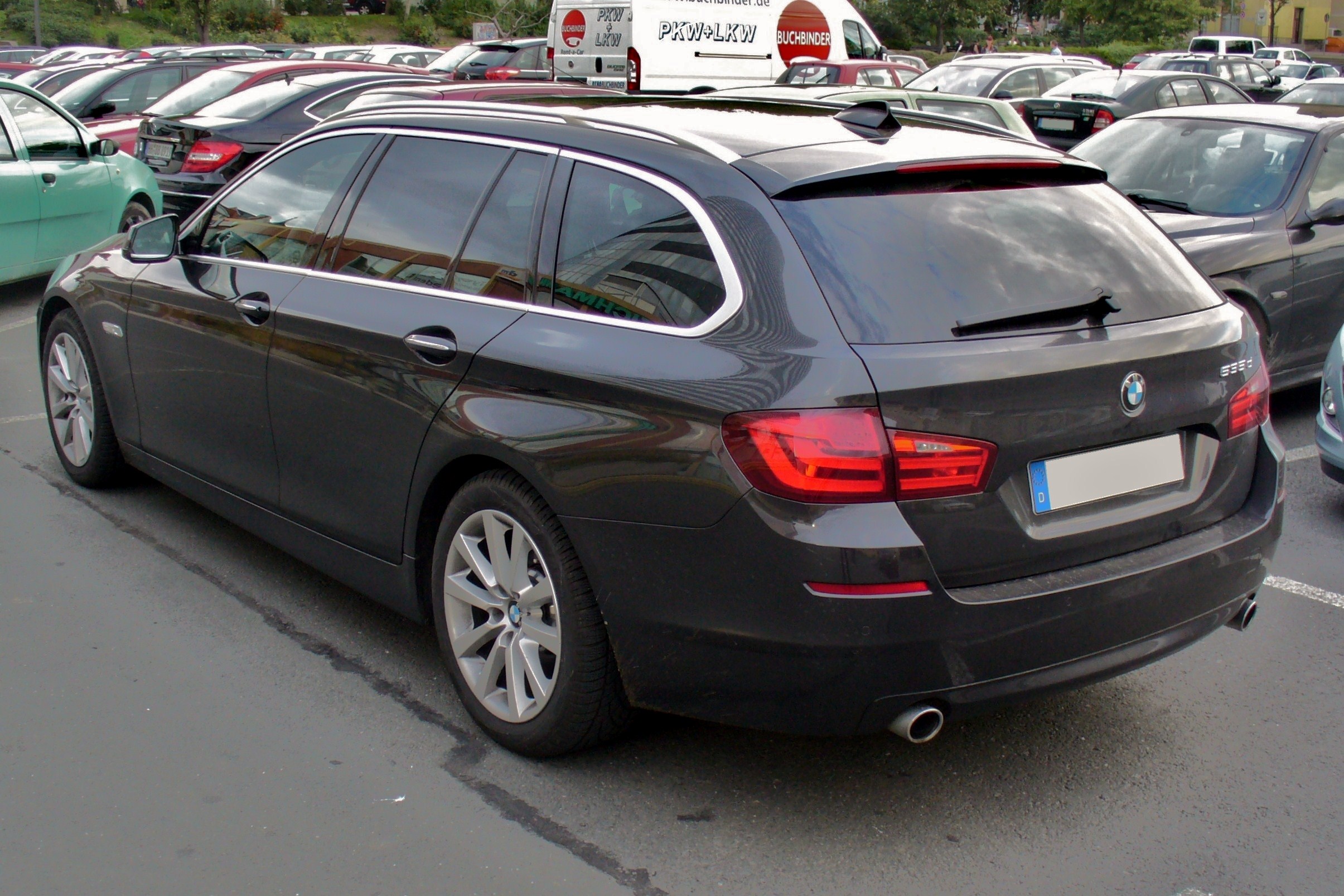 File:BMW 535d Touring Sophistograu Heck.JPG