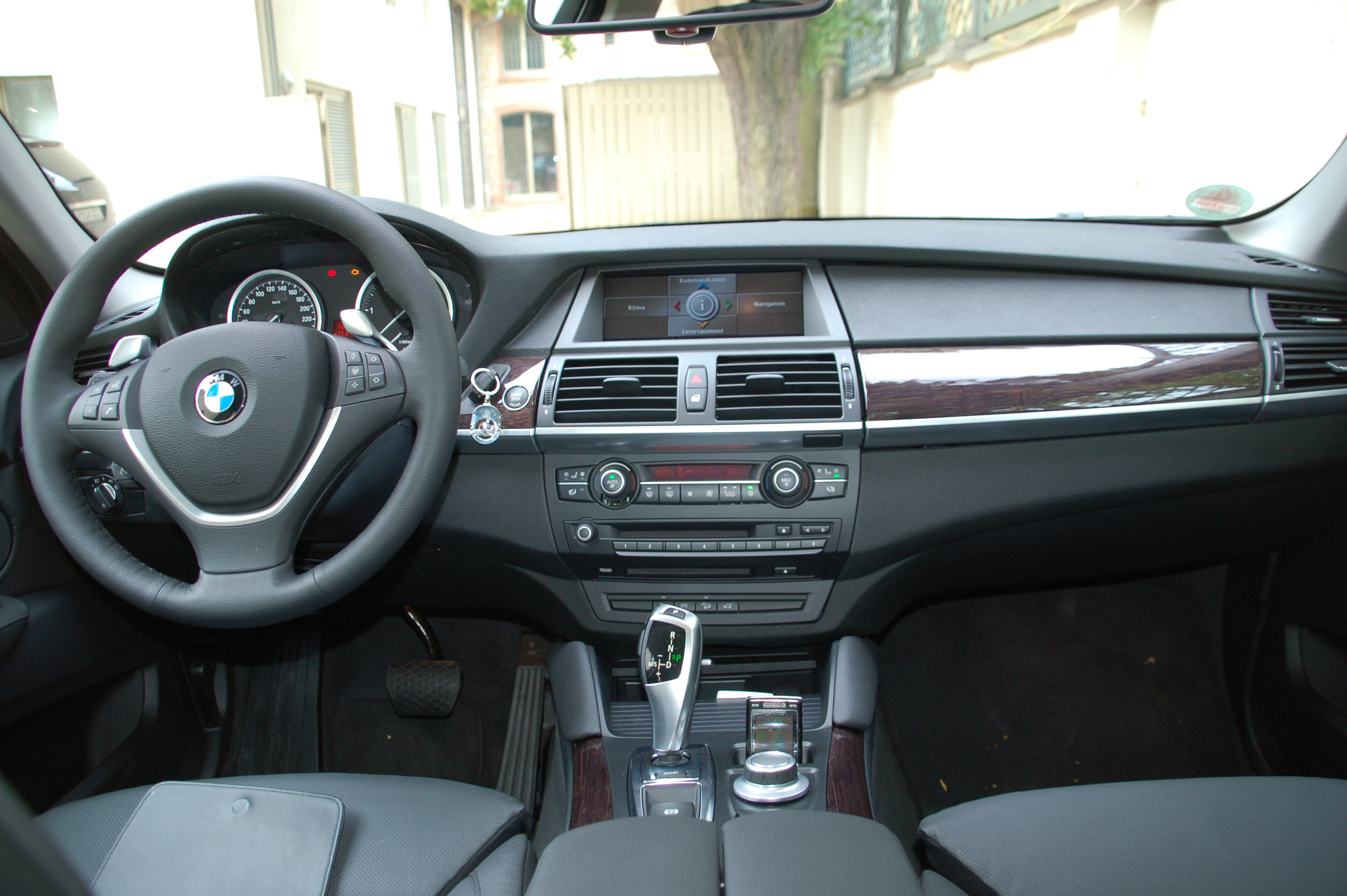 File:BMW X6 xDrive35d Cockpit.jpg