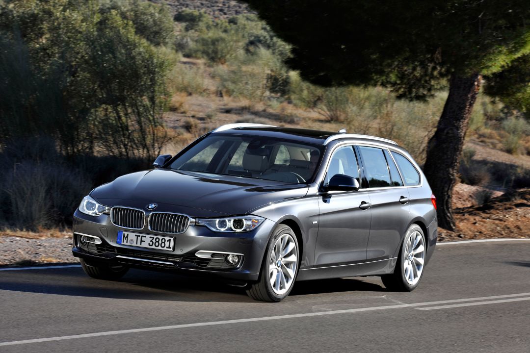 Der BMW 3er Touring in Fahrt Seit dem E30 ist der bei BMW Touring genannte