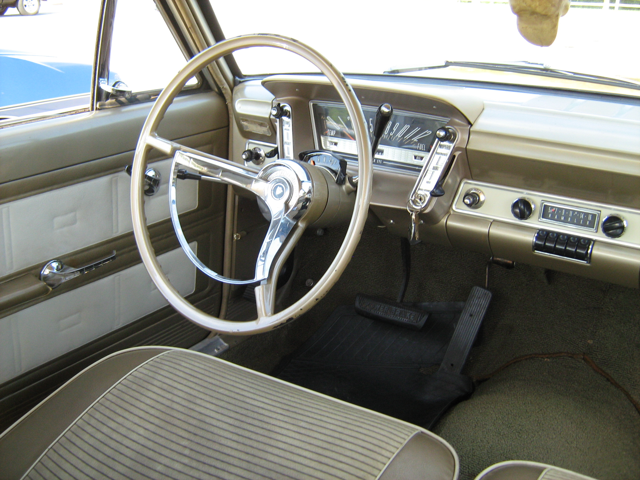File:1963 Rambler Ambassador 880 sedan gold-white K-i.jpg ...