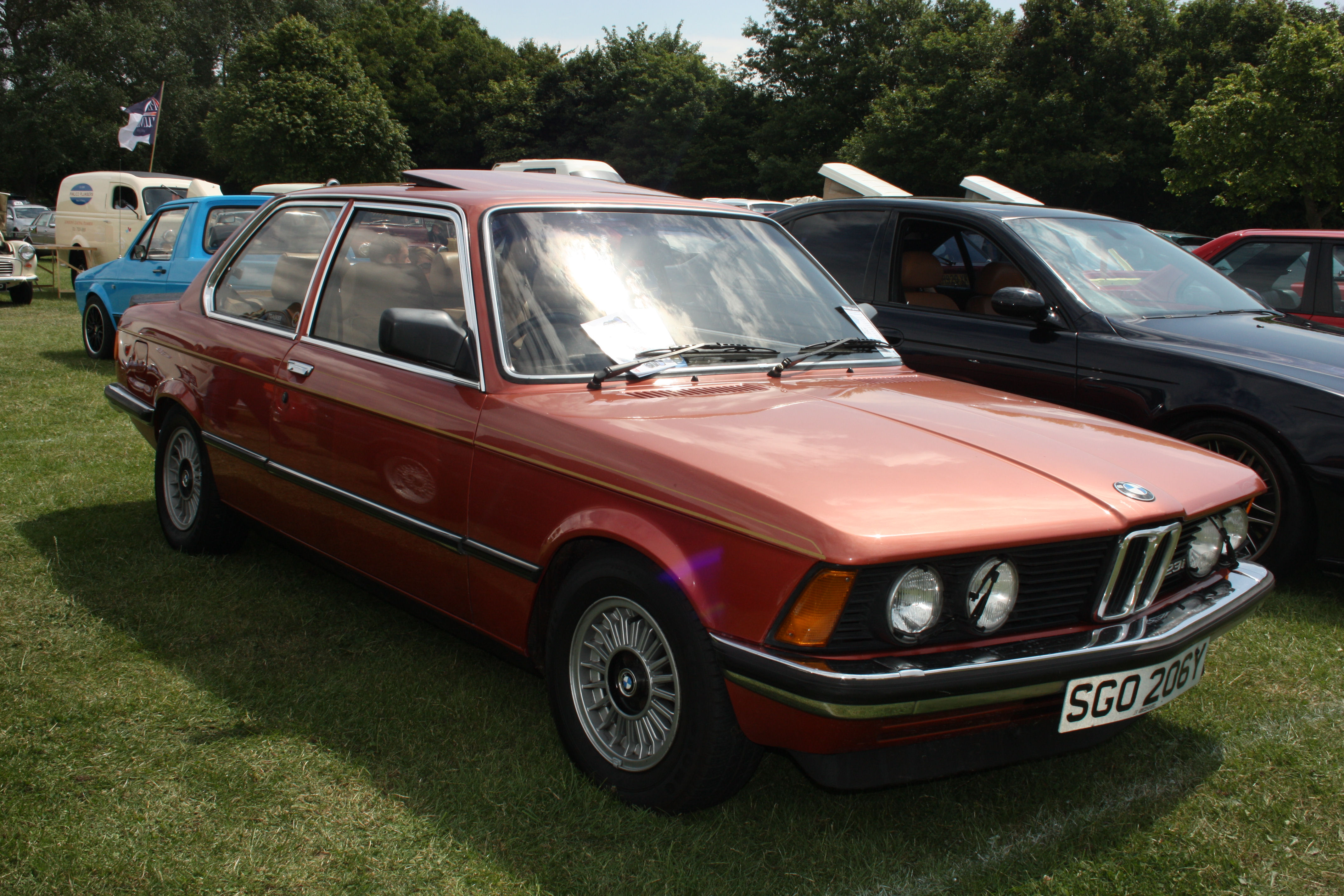 File:BMW 323i saloon (UK) - (1).jpg - Wikimedia Commons