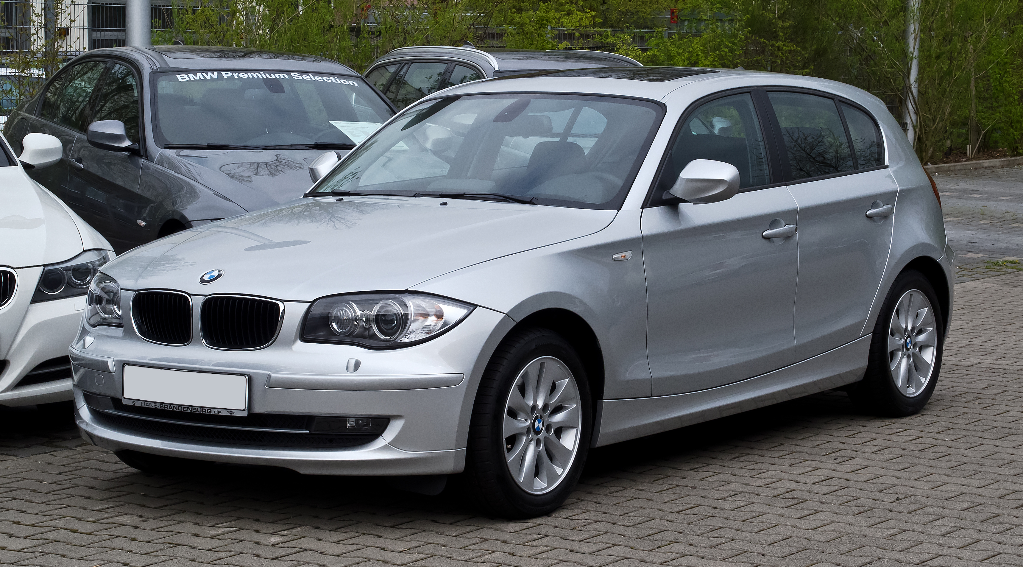 File:BMW 120d (E87) â€“ Frontansicht, 15. April 2012, Mettmann.jpg ...