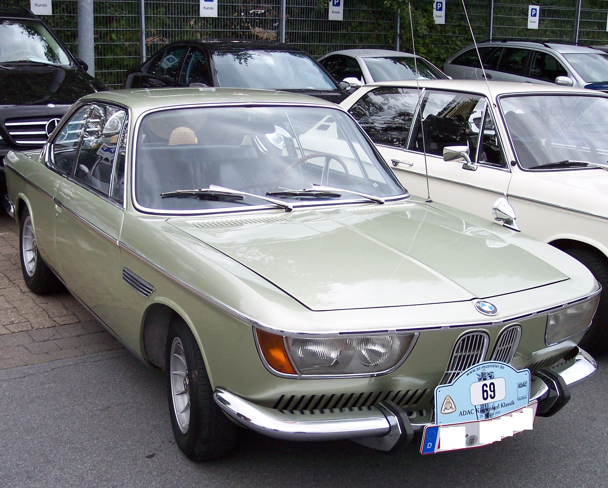 File:BMW 2000 CS champagne vr.jpg - Wikimedia Commons