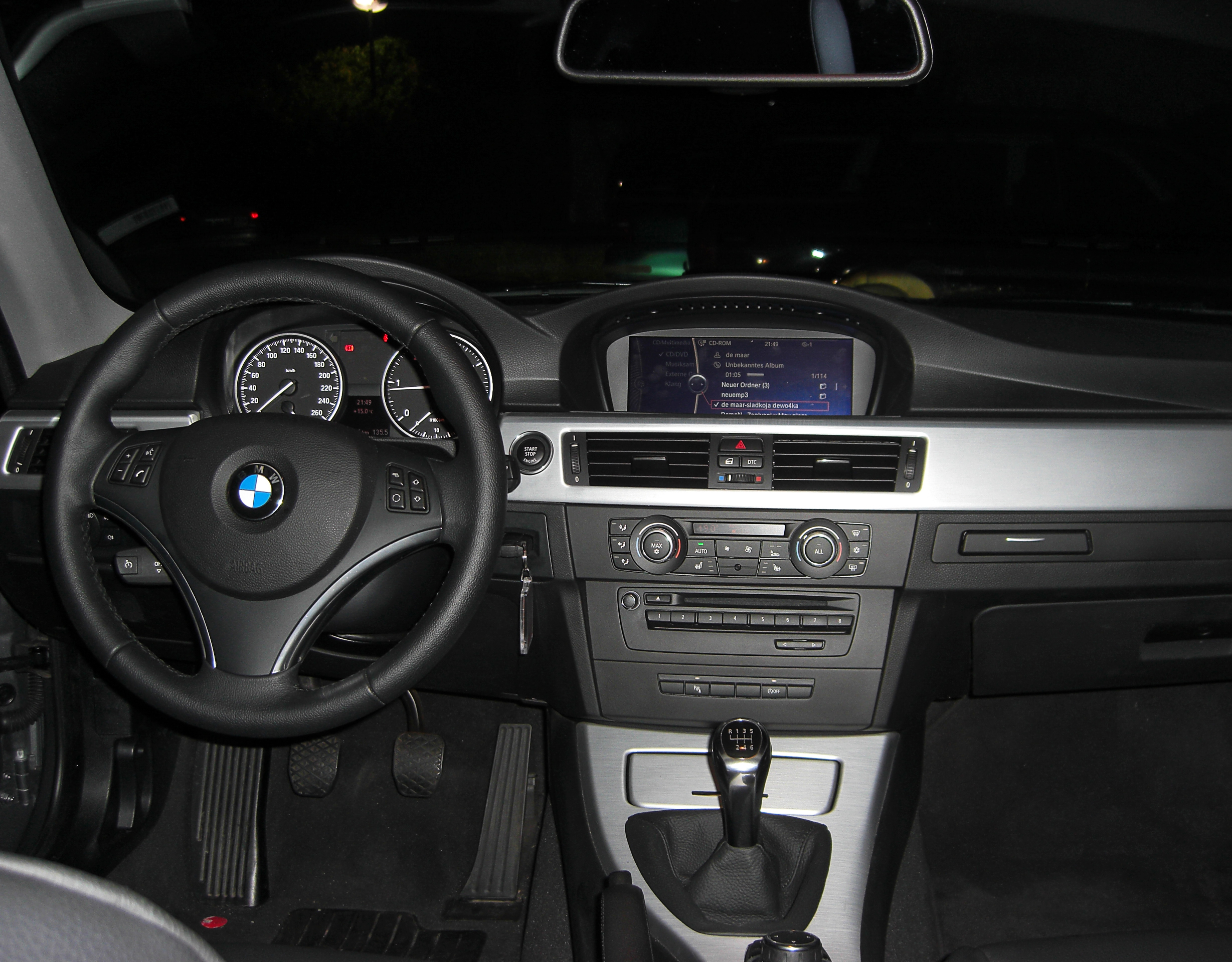 File:BMW 320d CoupÃ© (E92) Interieur 20100910.jpg - Wikimedia Commons