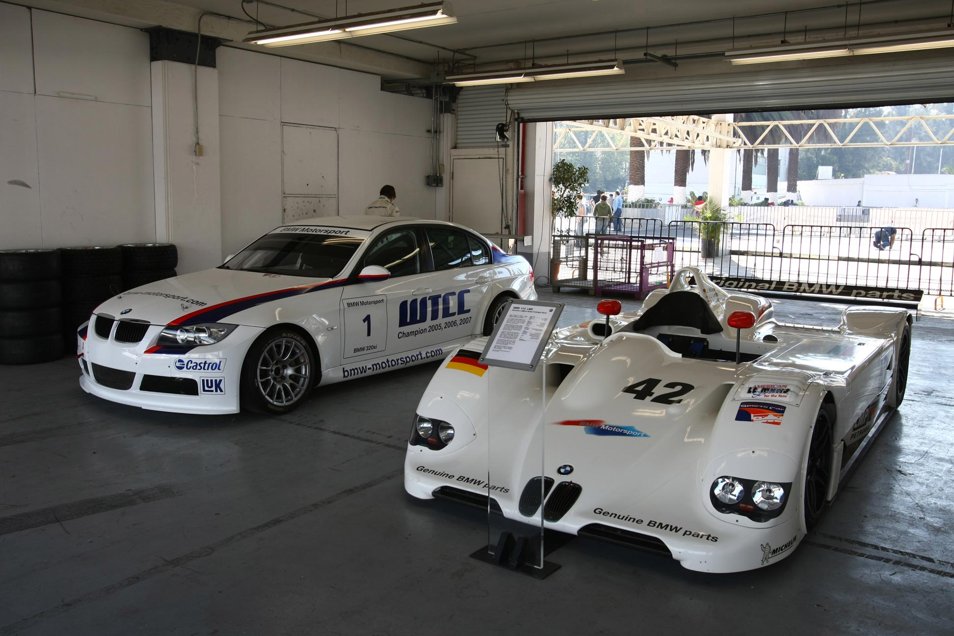 BMW V12 LMR and BMW 320si World Touring Car - F1 Fanatic