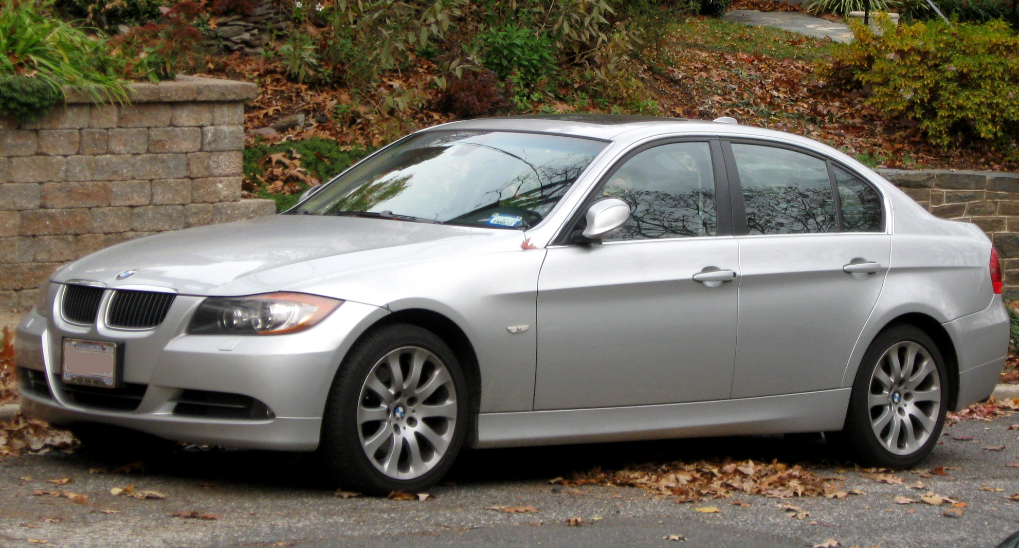 File:2006 BMW 330Xi sedan -- 11-13-2011.jpg - Wikimedia Commons