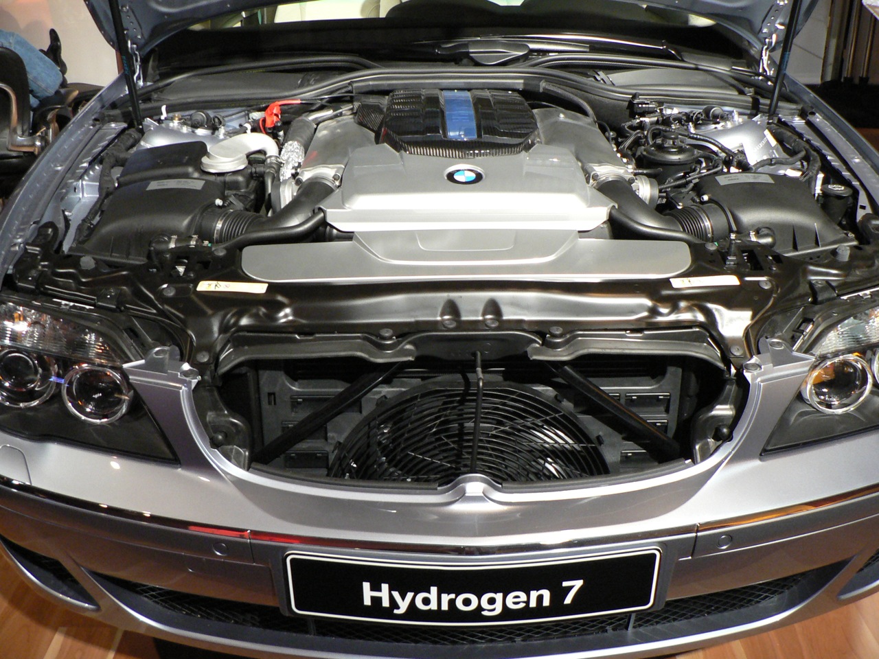 File:BMW Hydrogen 7 Engine.jpg - Wikimedia Commons