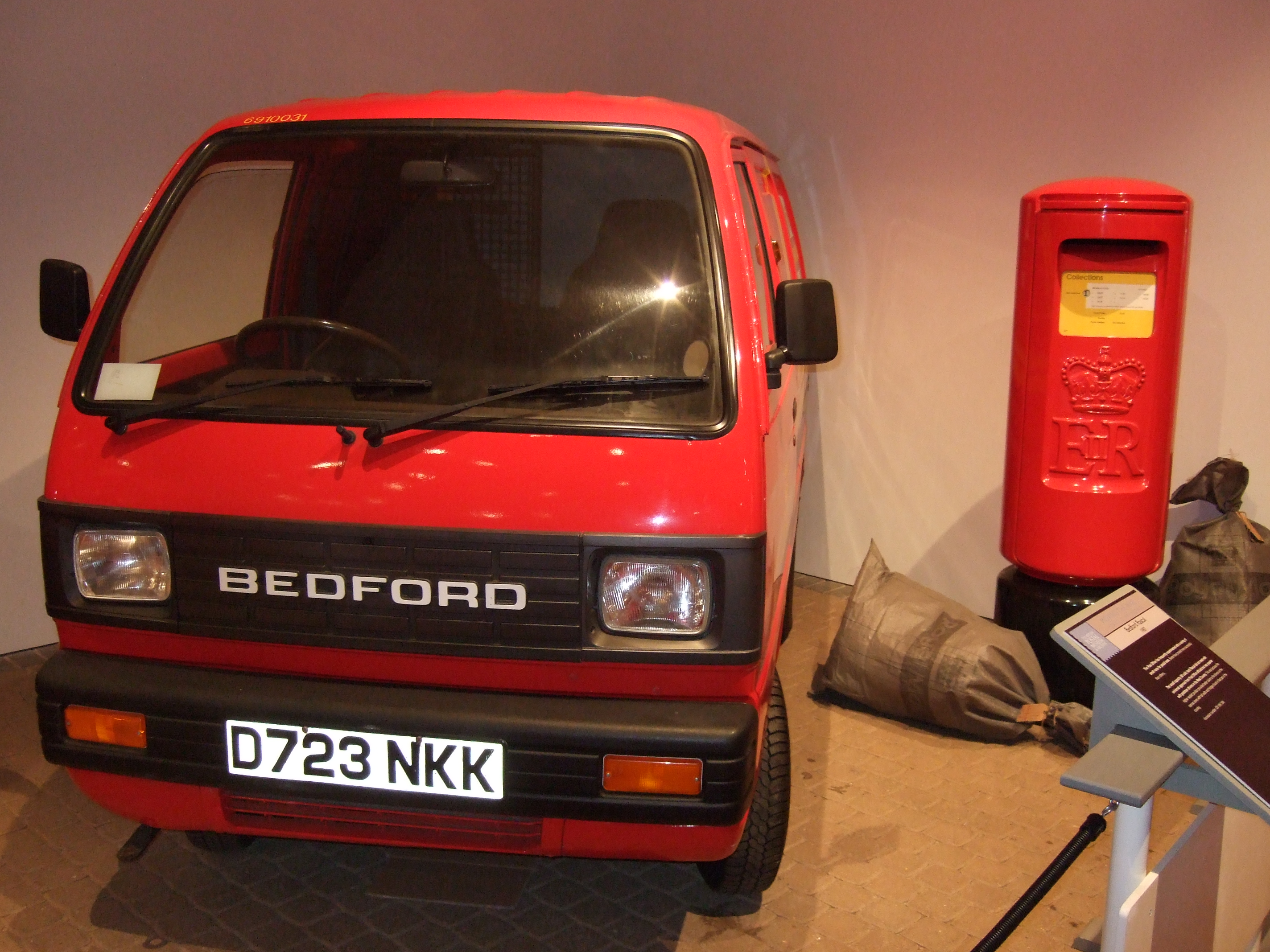 File:Bedford Rascal (1987) and Type K Pillar Box (1979).jpg ...