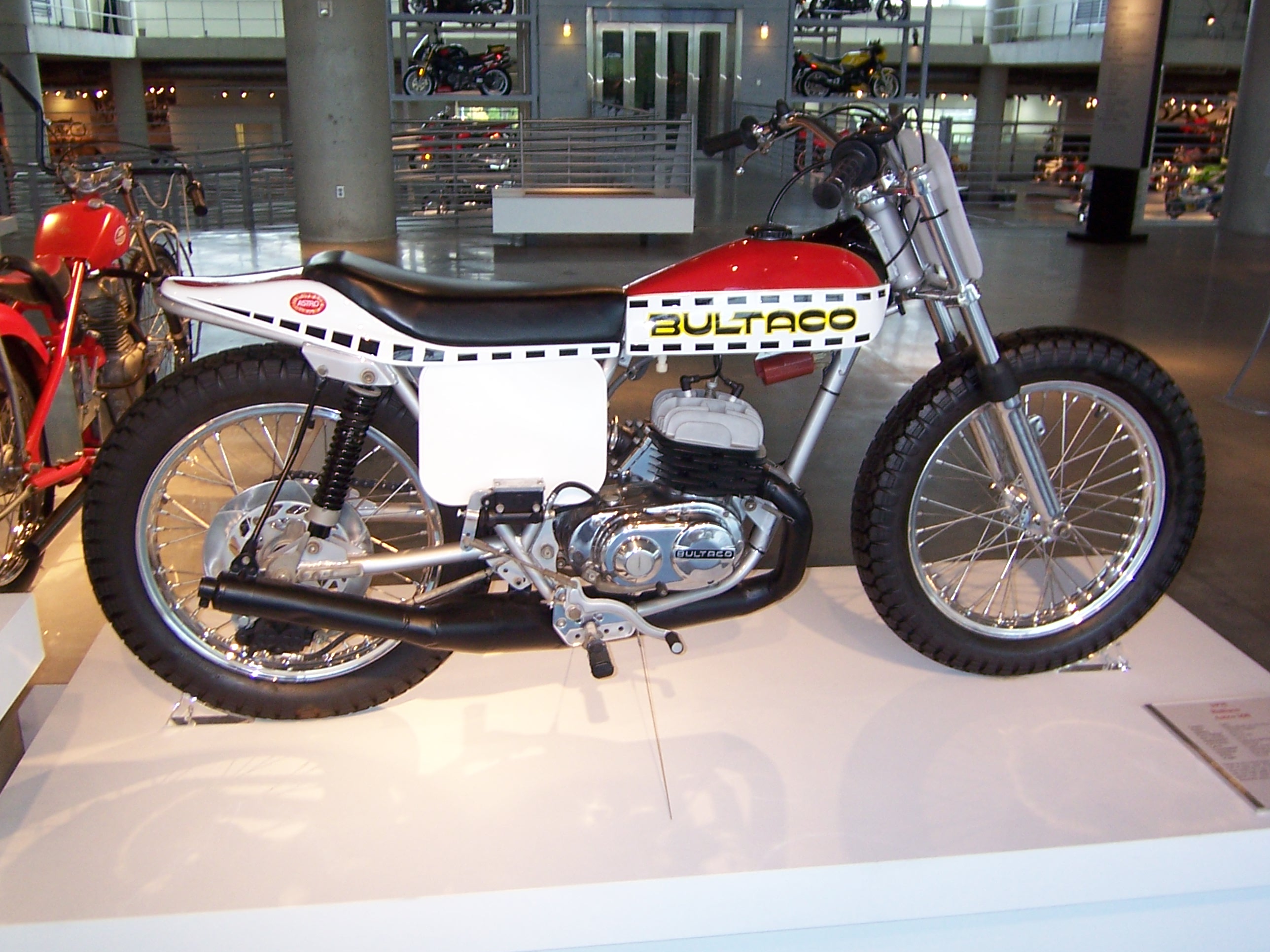 File:1975 Bultaco Astro360.jpg - Wikimedia Commons
