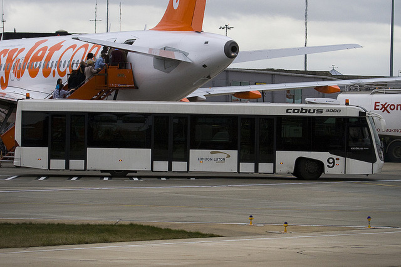 Luton Airport Bus - Cobus 3000 - Luton - 090323 - Steven Gray ...