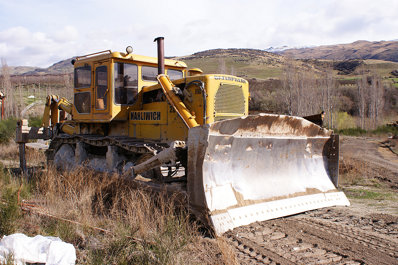 Бульдозер толкает. Бульдозер Caterpillar d9. Катерпиллер бульдозер 9. Бульдозер Катерпиллер d9 h. Старый бульдозер Катерпиллер.