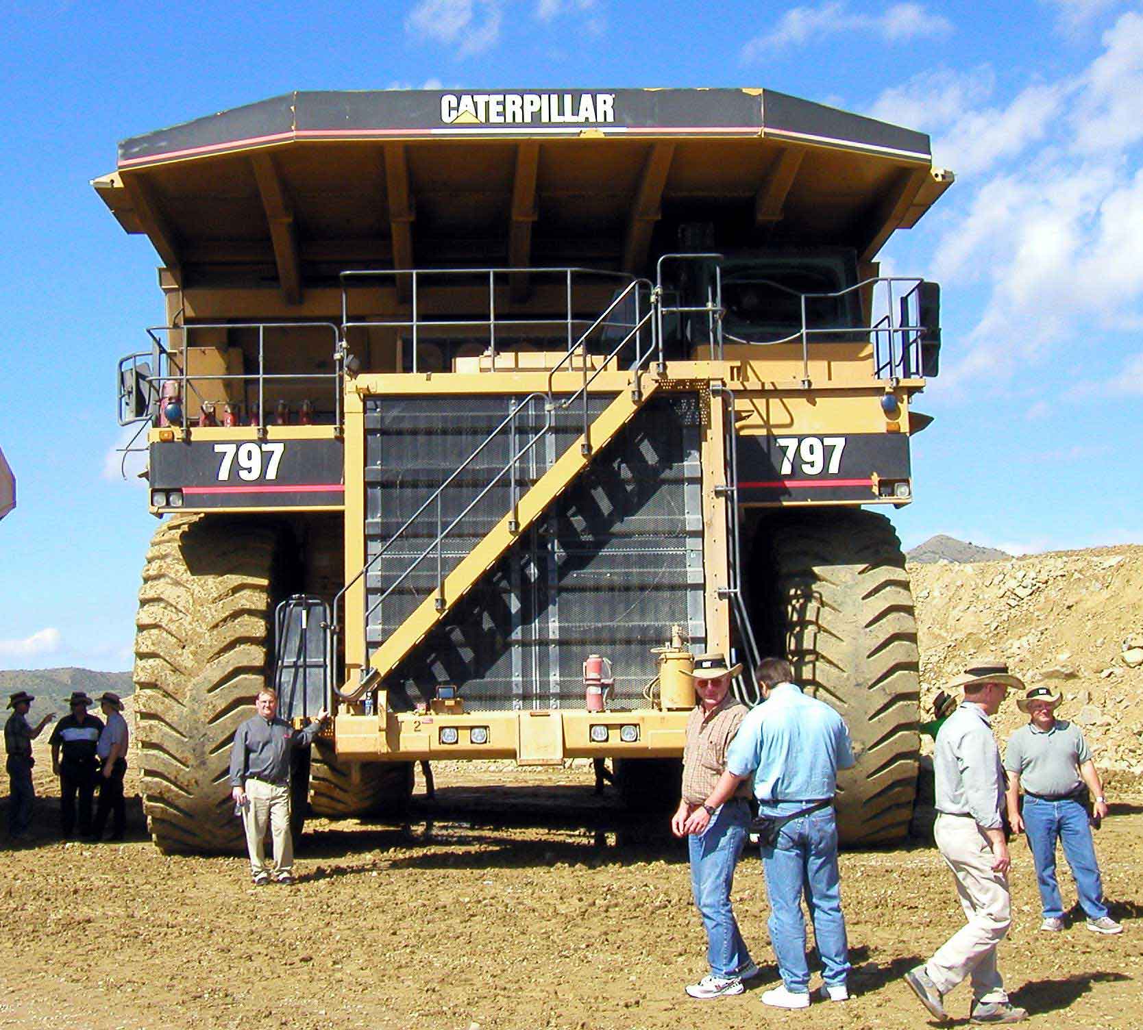 Dev 1000. Самосвал Caterpillar 797b. Самосвал Катерпиллер 797. Катерпиллер 797 самосвал карьерный. БЕЛАЗ 797 B.