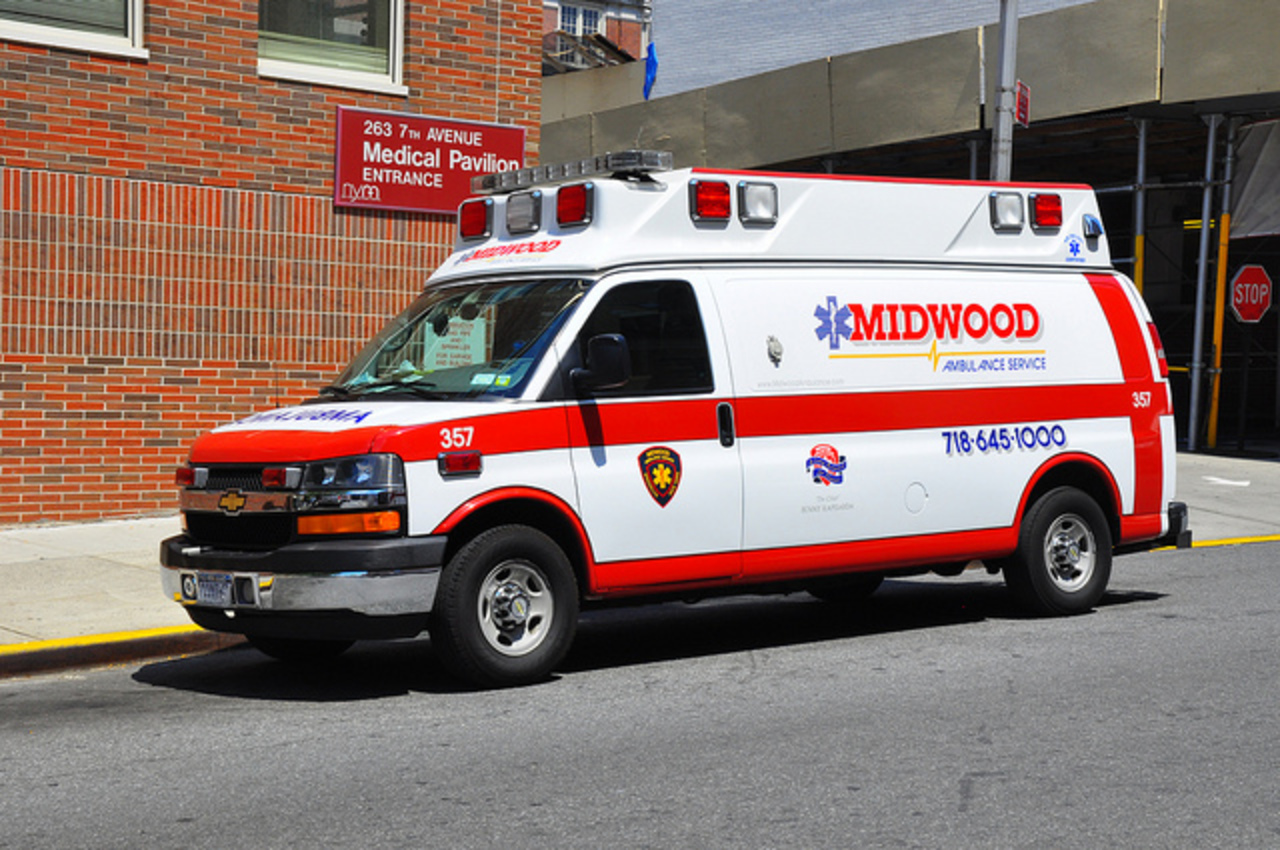 Ambulance arrive. Chevrolet Express Ambulance. Chevrolet 2001 Ambulance. Chevrolet 1990 Ambulance. Chevrolet Express Ambulance 2010г.