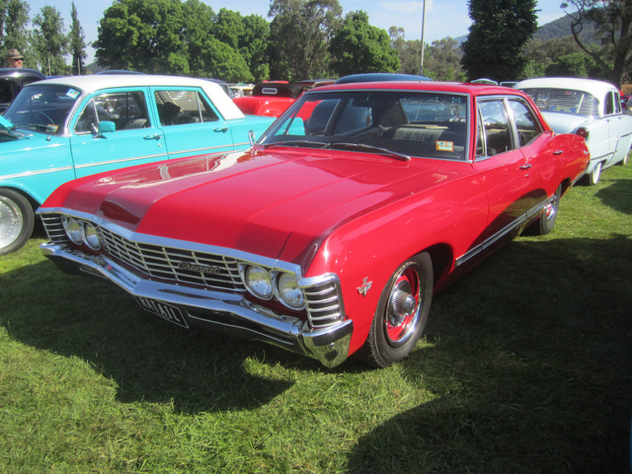 Chevrolet Impala красная