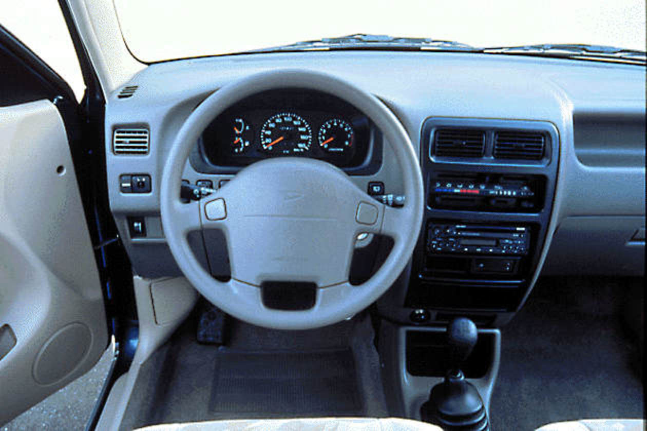 Bild Cockpit - Daihatsu Gran Move CX mit Benzin-Motor - bei mobile.