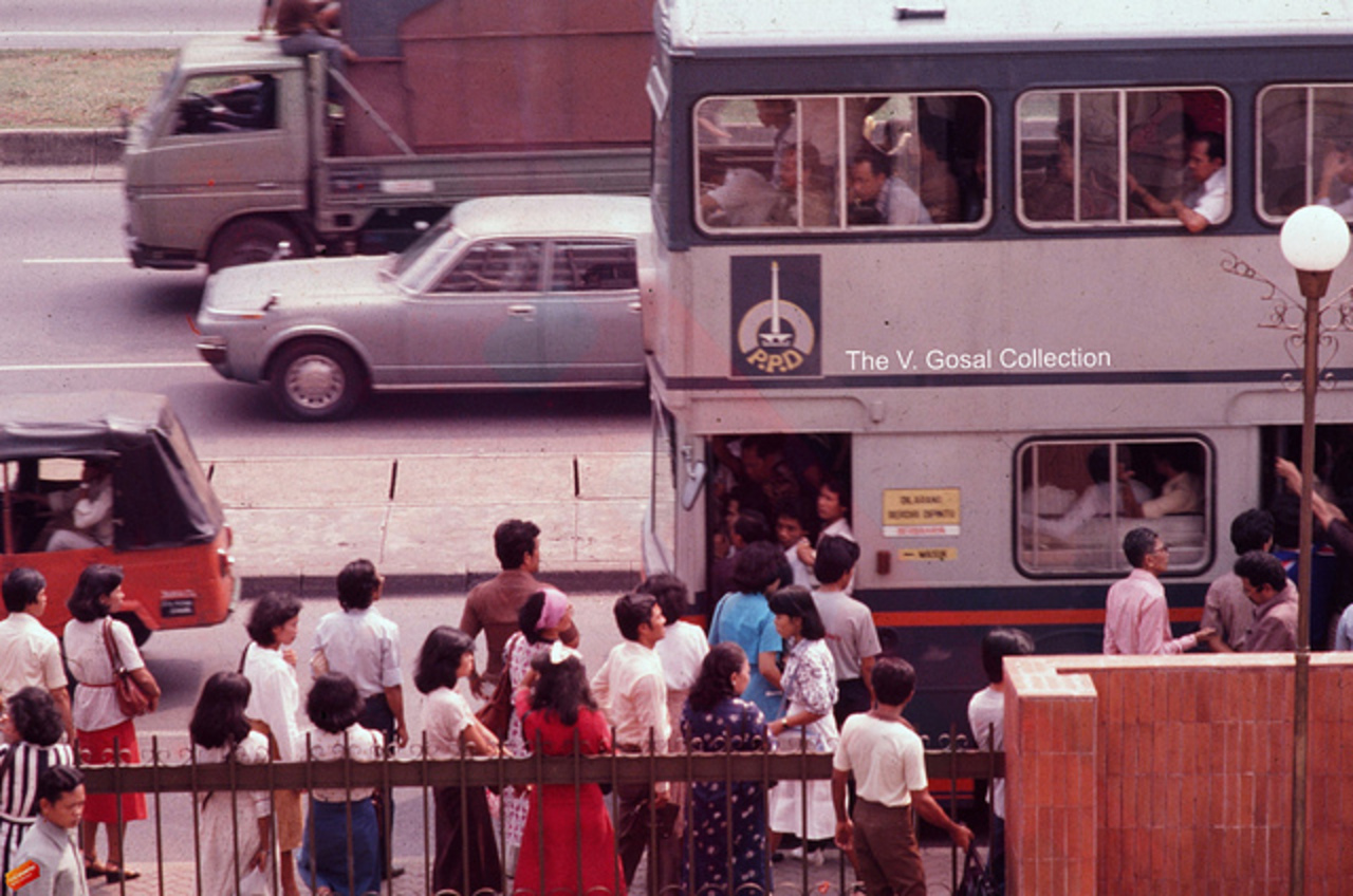 Queuing to ride the double decker bus | Flickr - Photo Sharing!