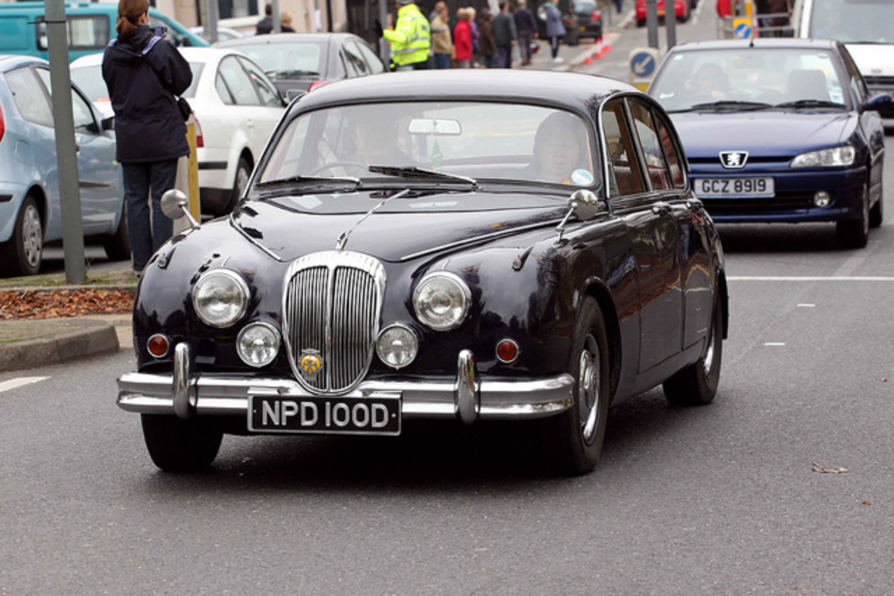 London to Brighton Veteran Car Run 2011 - 1966 Daimler V8-250 (NPD ...